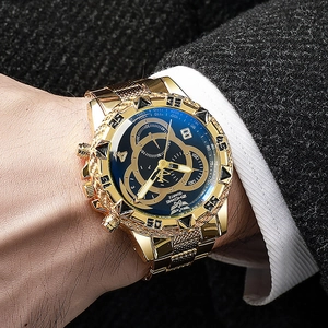 Gros plan de la montre de luxe dorée avec cadran bleu sur une manche de costume