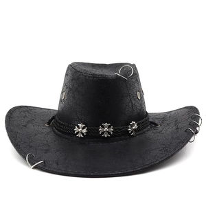 Chapeau de cowboy noir vintage avec croix en métal et anneaux sur le bord et le ruban