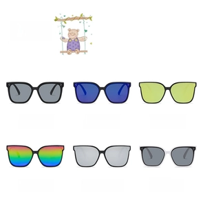 Dettaglio di sei occhiali da sole per bambini con varie lenti colorate e specchiate