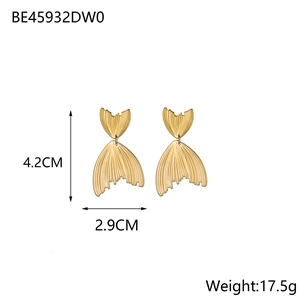 Dettaglio di orecchini a coda di pesce dorati con misure 4,2 cm altezza e 2,9 cm larghezza
