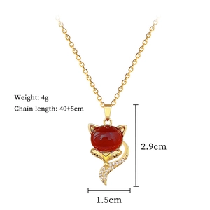 Detailed view of red fox pendant dimensions with 40+5cm chain length and 4g weight