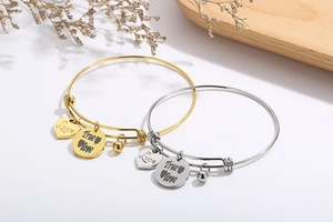 Macro-opname van goud en zilver hartvormige Love hangers aan verstelbare armbanden