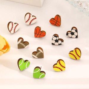 Boucles d'oreilles cœur en bois sur le thème sport avec motifs baseball et football