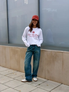 Urban streetwear λήψη από λευκό βαμβακερό μακρυμάνικο μπλουζάκι με κόκκινη στάμπα