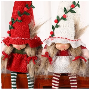 Detail von Weihnachtswichteln mit langen Beinen, Filztextur und geflochtenem Haar