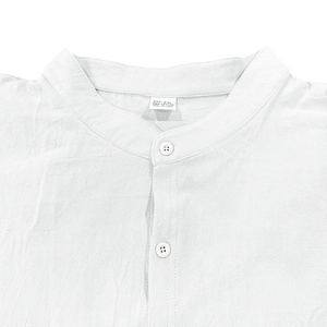 Dettaglio del colletto alla coreana e dello scollo della camicia casual in lino bianco
