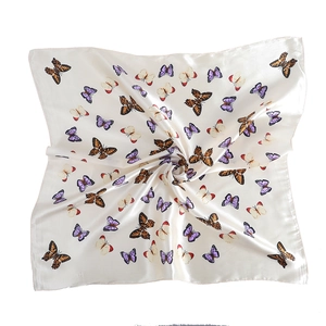 Eleganter weißer Satin-Quadrat-Schal mit lebhaften lila und braunen Schmetterlingsdrucken