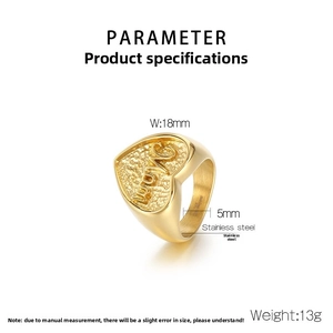 Dettaglio dell'anello a cuore placcato oro 18k con rilievo Mom e larghezza di 18mm