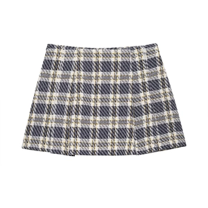Détail de la texture du tissu en tweed à carreaux bleu, blanc et jaune sur la jupe