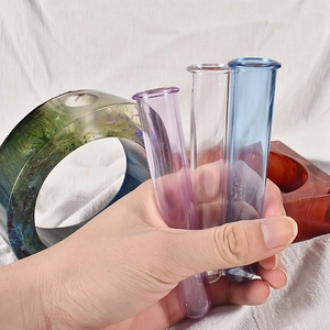 Gros plan de vases en éprouvette avec des bases aux textures tourbillonnantes colorées