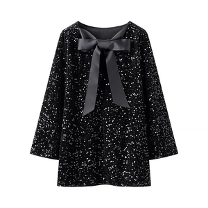Mini robe noire à paillettes avec manches longues et grand nœud en satin élégant