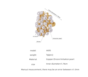 Détail d'une bague réglable dorée avec zircons et perles d'imitation avec dimensions