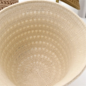 Vista macro della struttura a maglia fine e della fodera traspirante del cappello beige