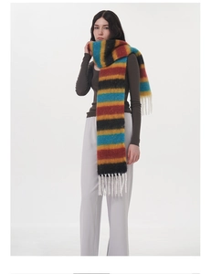Écharpe à rayures colorées avec franges portée par un mannequin pour l'hiver