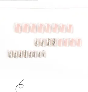Dettagli di unghie finte quadrate corte con punte French nude e glitter argentati
