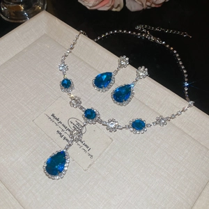 Dettaglio del set di gioielli con ciondoli a goccia blu in una scatola per gioielli
