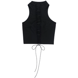 Detailopname van zwarte mouwloze halter crop top met gekruiste vetersluiting aan de voorkant