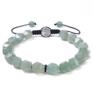 Detailansicht von facettierten Achatperlen und Lebensbaum-Charm am Yoga-Armband