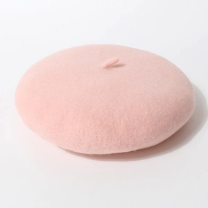 Elegante roze wollen baret voor dames in minimalistische stijl voor de herfst en de winter