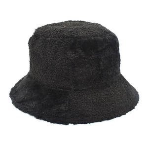 Gros plan sur la texture épaisse en laine d'agneau noire de ce chapeau bob d'hiver