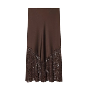 Jupe midi élégante en satin marron foncé avec bordure en dentelle sur fond blanc pur
