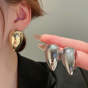 Fashion minimalist metal teardrop earrings in gold and silver finish on model