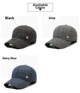 Dettaglio di berretti da baseball a quadri neri, grigi e blu navy con logo metallico