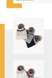 Gros plan de bonnets en tricot d'hiver avec motifs jacquard en zigzag et pompons en fourrure
