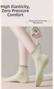 Detailaufnahme der grünen Yoga-Socke mit Rippbündchen und Anti-Rutsch-Noppen an der Sohle