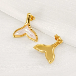 Boucles d'oreilles queue de poisson dorées élégantes avec incrustations nacrées chic