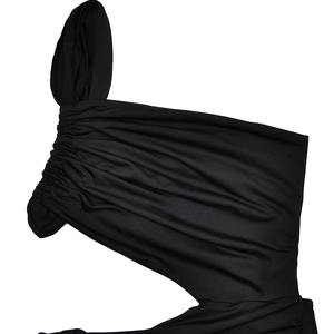 Détail de la conception à une épaule froncée de cette robe d'été longue noire dos nu
