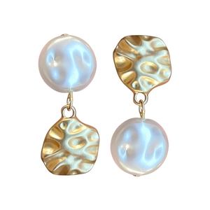 Asymmetric gold hammered metal earrings with irregular pearls in a French vintage style