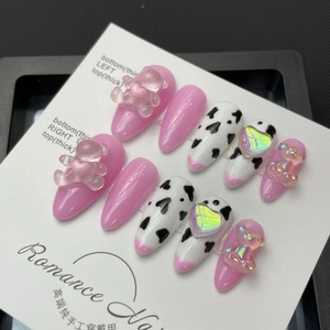 Handgefertigte rosa-weiße Press-on-Nägel mit 3D-Bären und Kuhmuster-Design