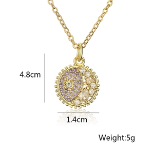 Détail du pendentif étoile lune doré avec zircon violet et dimensions de 4,8cm par 1,4cm