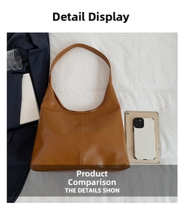 Vista piatta della borsa hobo marrone con cuciture verticali su tessuto bianco