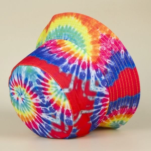 Dettaglio del cappello a secchiello tie-dye colorato con motivi a spirale e tesa cucita