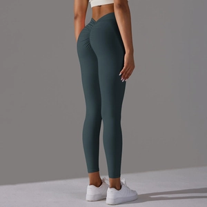 Détails macro du legging taille haute scrunch butt gris foncé à texture extensible