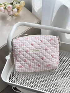 Quilted gingham makeup bag with pink bow patterns and large capacity storage