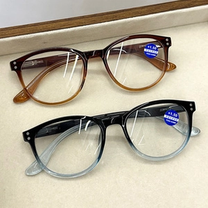 Detail der Katzenaugen-Lesebrille mit Verlaufsrahmen und Anti-Blaulicht-Linsenaufklebern