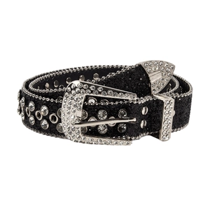Ceinture en cuir avec strass pour femme avec boucle argentée et clous sur fond blanc pur