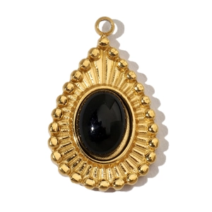 Détail macro d'un pendentif goutte doré avec pierre noire ovale et textures gaufrées