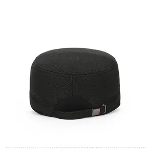 Vue arrière détaillée d'une casquette cadet d'hiver pour homme avec boucle en métal