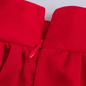Détail de la texture du tissu rouge et fermeture éclair invisible sur le short d'été