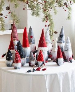 Gros plan de gnomes de Noël festifs de différentes tailles avec des chapeaux