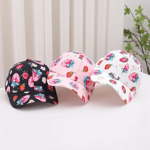 Detail van de aardbeienprint op honkbalpetten voor kinderen in zwart, roze en wit