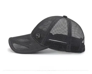 Vue latérale détaillée de la casquette de baseball en maille noire avec logo en métal