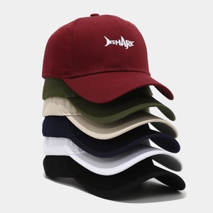 Vertikaler Stapel Baumwoll-Baseballkappen in Burgund, Oliv, Beige, Marine, Weiß und Schwarz