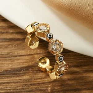 Dettaglio anello geometrico occhio del diavolo placcato oro con zirconi
