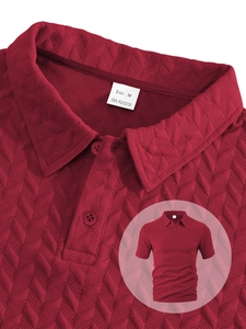 Vue détaillée d'un polo pour homme rouge foncé avec une texture premium à chevrons en 3D