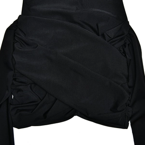 Détail du nœud torsadé et de la texture plissée sur ce tissu de robe moulante noire